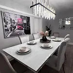Luxurious Westchester Home Near Miami Clinics