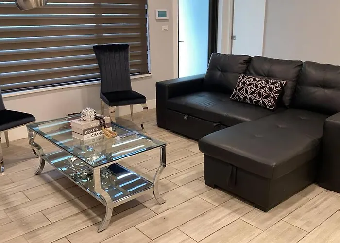Luxurious Westchester Home Near Miami Clinics